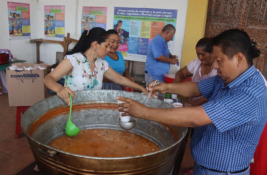 Un grupo de personas prepara alimentos para repartir a migrantes el 23 de noviembre de 2023, en Tapachula, estado de Chiapas (México). EFE/ Juan Manuel Blanco