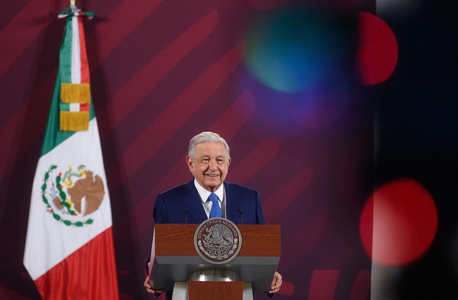 Fotografía cedida por la Presidencia de México del mandatario mexicano, Andrés Manuel López Obrador, durante una rueda prensa en el Palacio Nacional, en Ciudad de México (México). EFE/ Presidencia De México