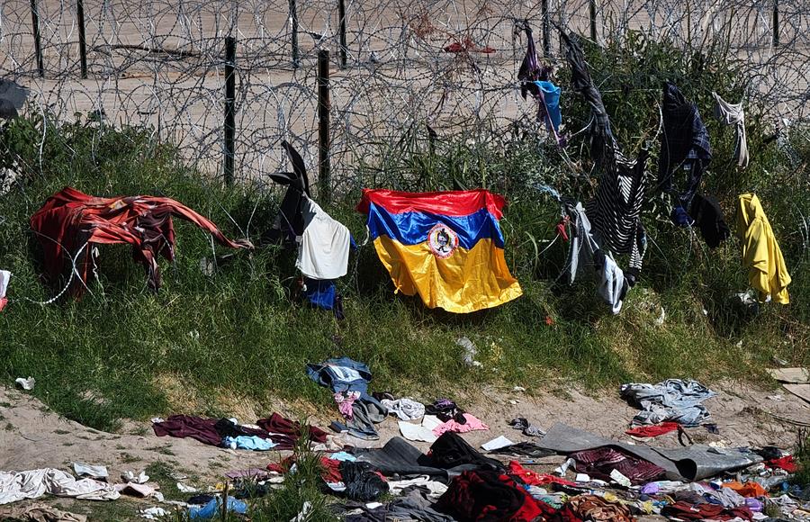 Fotografía de un campamento migrante desalojado en la frontera de Estados Unidos con México, el 12 de noviembre de 2023, en Ciudad Juárez (México). EFE/Luis Torres