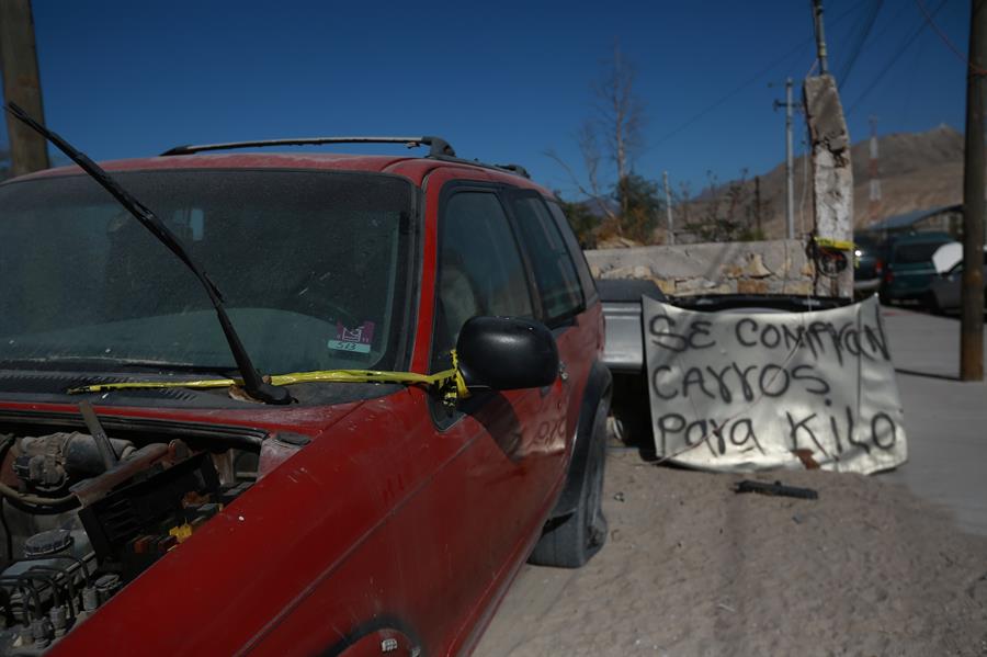 Fotografía del lugar donde fue localizado el cuerpo de la activista Karina Domínguez Rubio, en una zona de autopartes usadas en Ciudad Juárez (México). EFE/Luis Torres