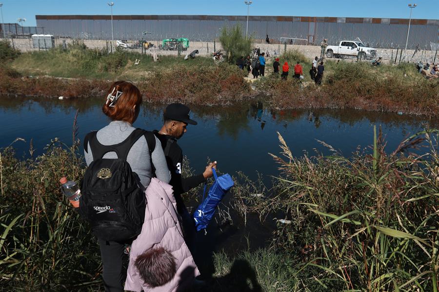 Migrantes permanecen cerca del muro que separa la frontera estadounidense, el 23 de noviembre de 2023, en la Ciudad Juárez, Chihuahua (México). EFE/ Luis Torres