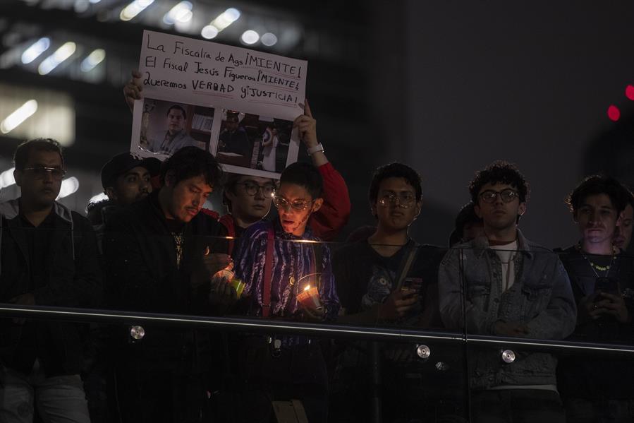 Activistas de la comunidad LGBT protestan con una vigilia con mantas y veladoras para exigir justicia por el asesinato del Magistrade Jesús Ociel Baena, hoy, en la Ciudad de México (México). EFE/ Isaac Esquivel