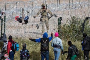 Migrantes pernoctan en las cercanías de la frontera con Estados Unidos hoy, en Ciudad Juárez, en el estado de Chihuahua (México). EFE/Luis Torres