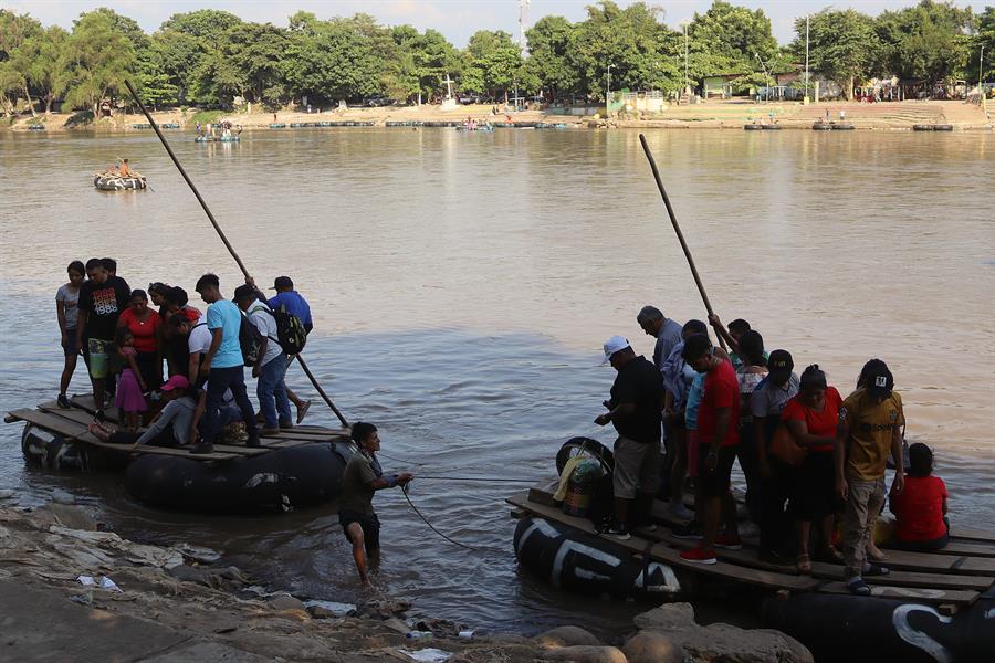 Migrantes cruzan el río Suchiate, el 15 de noviembre de 2023, en municipio de Tapachula, en Chiapas (México). EFE/ Juan Manuel Blanco