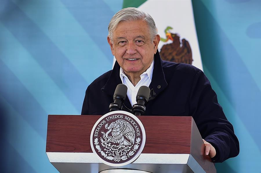 Fotografía cedida por la Presidencia de México del mandatario mexicano, Andrés Manuel López Obrador, durante una rueda de prensa en Cajeme (México). EFE/ Presidencia De México