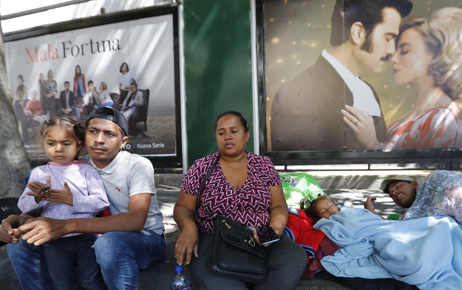 Una familia de migrantes de origen centroamericano permanecen en un campamento en Ciudad de México (México). Imagen de archivo. EFE/Mario Guzmán