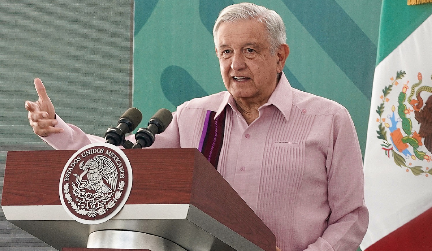 Fotografía cedida hoy por la presidencia de México, del mandatario mexicano, Andrés Manuel López Obrador, durante una rueda de prensa matutina en el estado de Oaxaca (México). EFE/Presidencia de México