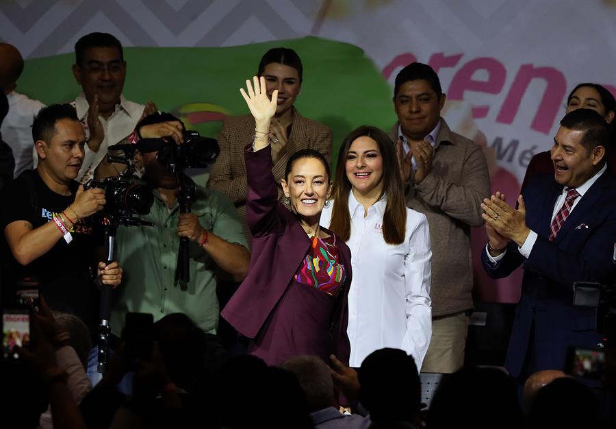 La aspirante del oficialista Movimiento de Regeneración Nacional (Morena) a la presidencia de México, Claudia Sheibaum (c). Imagen de archivo. EFE/Mario Guzmán
