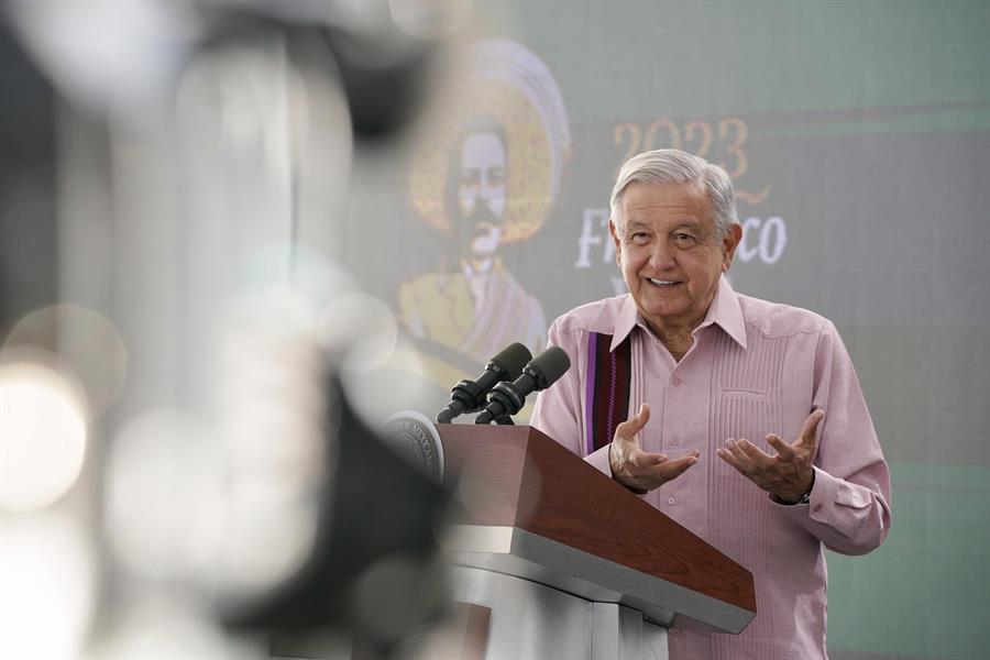 Fotografía cedida hoy por la presidencia de México, del mandatario mexicano, Andrés Manuel López Obrador, durante una rueda de prensa matutina en el estado de Oaxaca (México). EFE/Presidencia de México