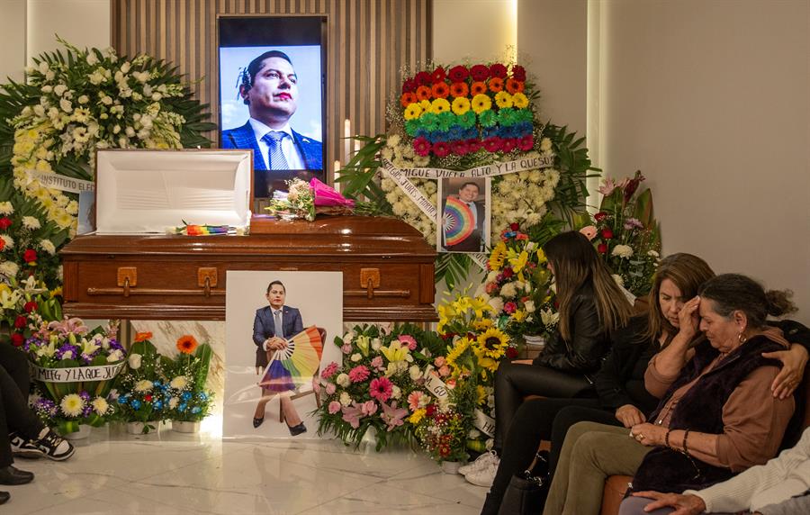 Familiares y amigos acuden al funeral del magistrade Jesús Ociel Baena Saucedo hoy, en la ciudad de Saltillo, Coahuila (México). EFE/Miguel Sierra