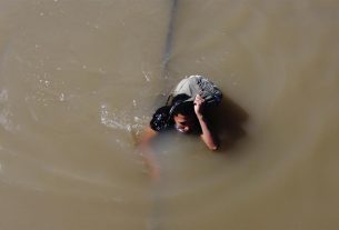 Fotografía aérea de un migrante que cruza el río Bravo hacía la frontera con Estados Unidos. EFE/Luis Torres