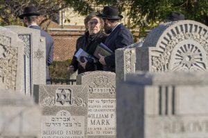 El presidente electo de Argentina, Javier Milei (i), visita tumbas de rabinos hoy, en el cementerio judío de Montefiore en Springfield Gardens en Queens, Nueva York (EUA). EFE/Ángel Colmenares