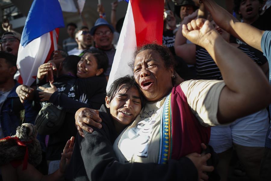 Mujeres celebran hoy tras conocer la decisión de la Corte suprema de Justicia de Panamá, en Ciudad de Panamá (Panamá). EFE/ Bienvenido Velasco