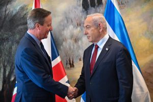 Una fotografía proporcionada por la Oficina de Prensa del Gobierno de Israel (GPO) muestra al primer ministro israelí, Benjamín Netanyahu (R), con el secretario de Asuntos Exteriores de Gran Bretaña, David Cameron, durante una reunión en la Knesset en Jerusalén, 23 Noviembre de 2023. EFE/EPA/GPO/KOBI GIDEON