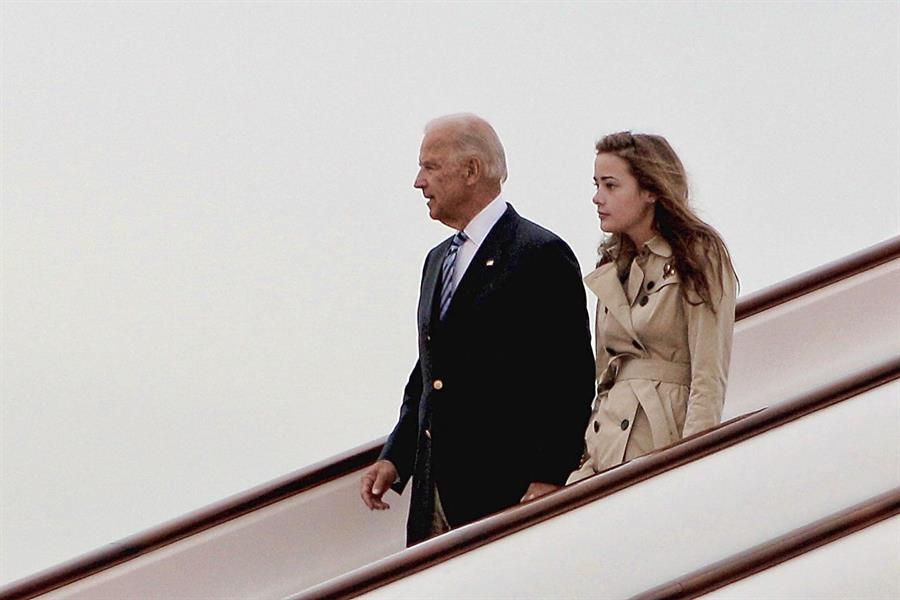 Imagen de archivo del presidente de Estados Unidos, Joe Biden, (izquierda) y su nieta Naomi Biden. EFE//LINTAO ZHANG