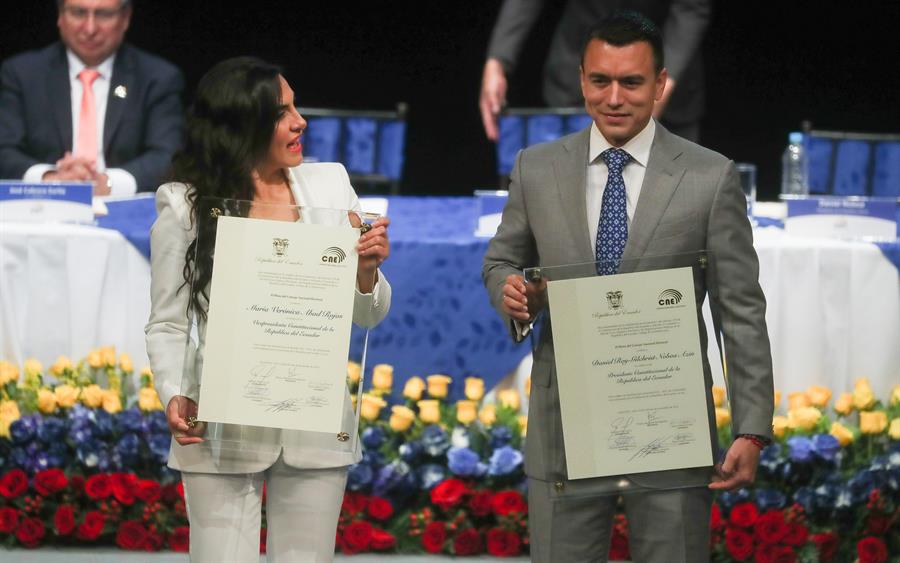 El presidente electo de Ecuador, Daniel Noboa y la vicepresidenta electa, Verónica Abad posan para una fotografía hoy, en el Teatro Sucre, en Quito (Ecuador). EFE/José Jácome