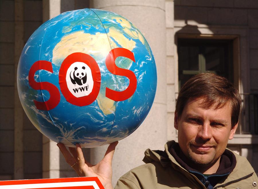 Imagen de archivo de un Activista reclamando la reducción de las emisiones de CO2. EFE/Gustavo Cuevas