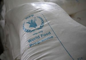 Fotografía de archivo de envases con productos básicos preparados para distribuir por el Programa Mundial de Alimentos de la ONU. EFE/EPA/YAHYA ARHAB