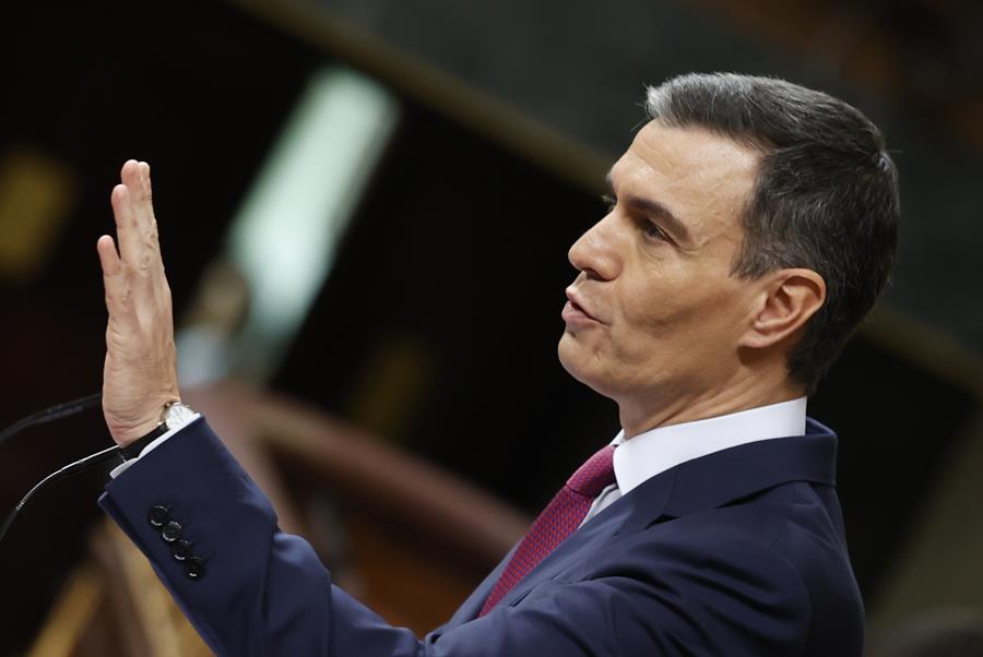 El líder socialista español, Pedro Sánchez, durante su intervención en el debate parlamentario para su investidura. EFE/ Javier Lizon