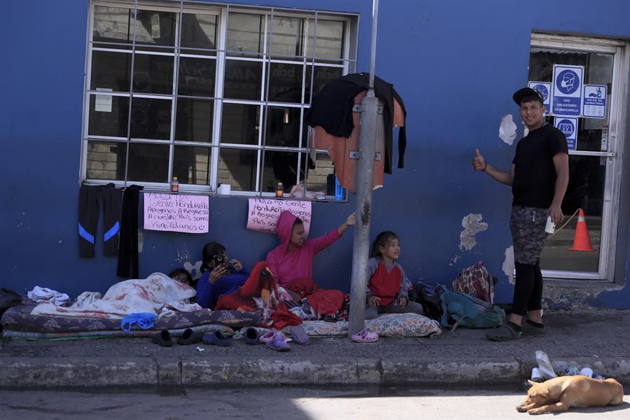 Una familia de personas migrantes pide ayuda en una calle, en una fotografía de archivo. EFE/ Gustavo Amador