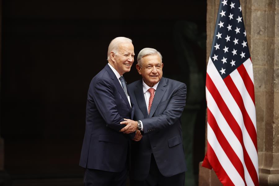 El presidente de México, Andrés Manuel López Obrador (d), saluda al presidente de EUA, Joe Biden, en una fotografía de archivo. EFE/ José Méndez