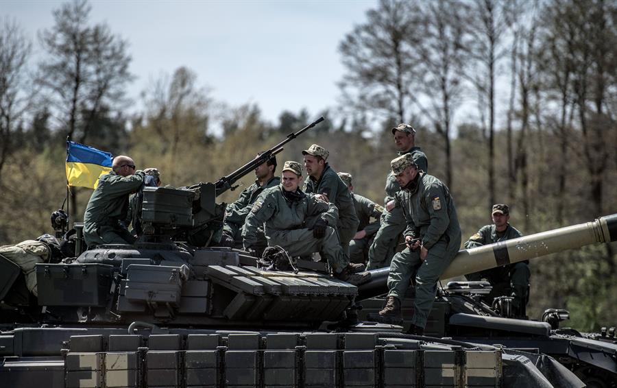 Soldados ucranianos en un tanque en una imagen de archivo. EFE/Christian Bruna