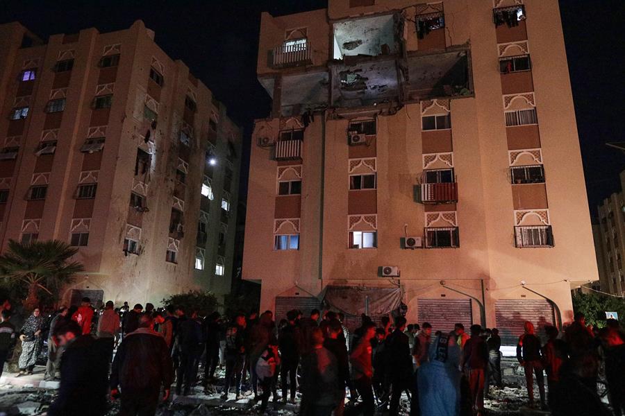 Vista de un edificio dañado debido a los ataques aéreos israelíes en Jan Yunis, en el sur de la Franja de Gaza. EFE/ Mohammed Saber