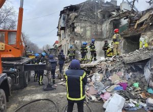 Equipos de rescate ucranianos trabajan en un edificio dañado por un misil ruso en la región de Donetsk, este jueves. EFE/EPA/NATIONAL POLICE OF UKRAINE