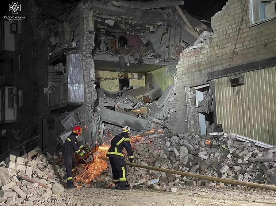 Varias personas retiran los escombros de los escaparates dañados por un bombardeo nocturno en Odesa, en el sur de Ucrania, ese lunes. EFE/EPA/IGOR TKACHENKO