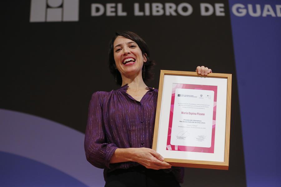 La escritora colombiana María Ospina Pizano, posa con el premio de literatura Sor Juana Inés de la Cruz 2023 hoy, en el marco de la 37 edición de la Feria Internacional del Libro (FIL) 2023, en Guadalajara (México). EFE/Francisco Guasco