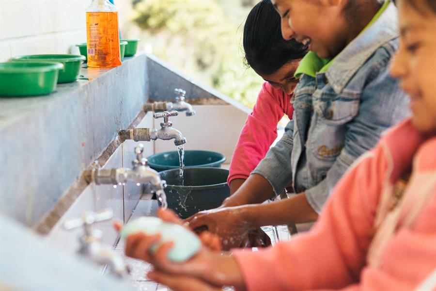 Fotografía cedida por Kimberly Clark donde se observa a un grupo de niños lavándose las manos. EFE/ Kimberly Clark