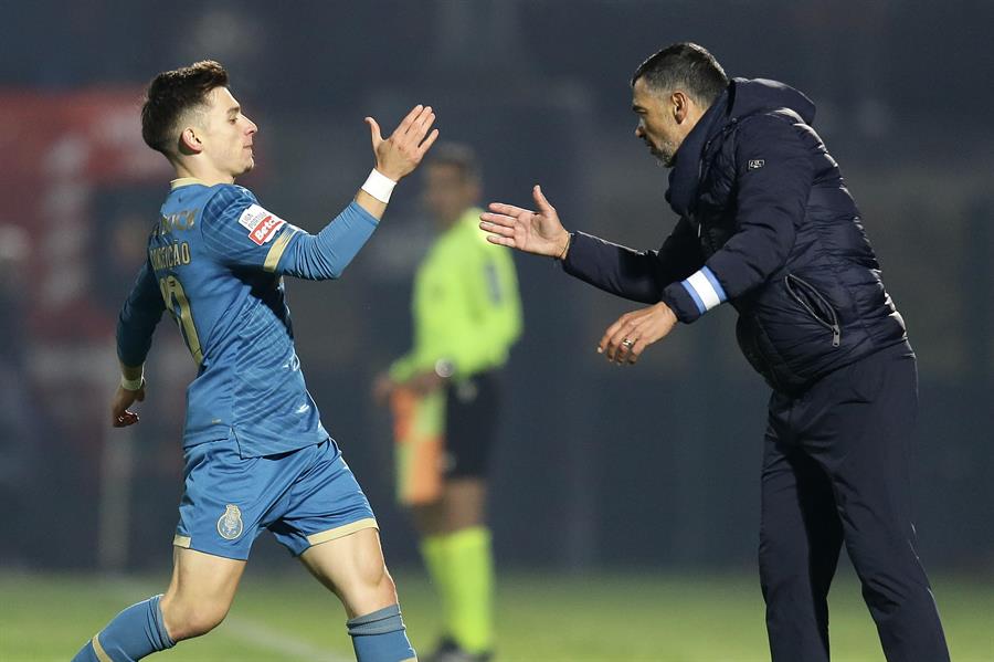 El jugador del FC Oporto Francisco Conceicao (L) celebra el 0-3 contra el Famalicao en Famalicao, Portugal.EFE/EPA/MANUEL FERNANDO ARAUJO
