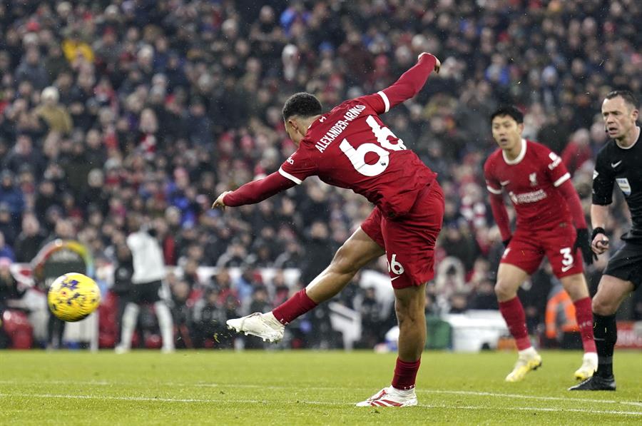 Trent Alexander-Arnold marca el 4-3. EFE/EPA/TIM KEETON