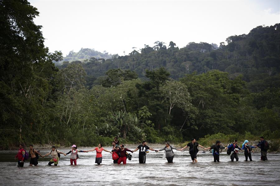 Fotografía de archivo de migrantes cruzanndo el río Turquesa, el 14 de septiembre de 2023 en Darién (Panamá). EFE/ Bienvenido Velasco