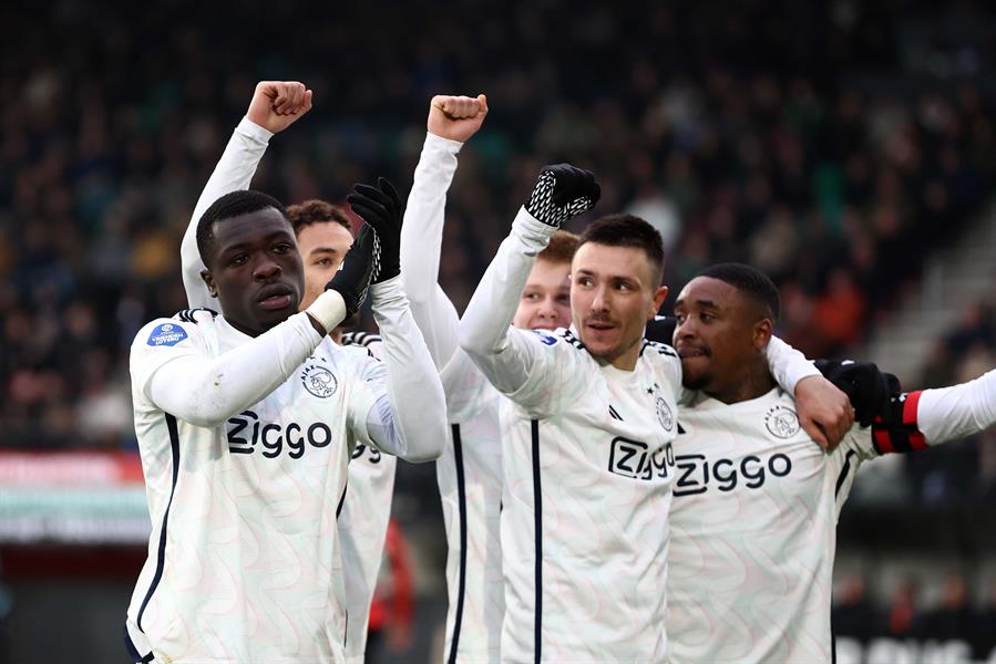 (I-D) Brian Brobbey, Steven Berghuis y Steven Bergwijn, del Ajax, celebran un gol durante el partido de la Eredivisie que han jugado NEC y Ajax en Nijmegen, Países Bajos. EFE/EPA/VINCENT JANNINK