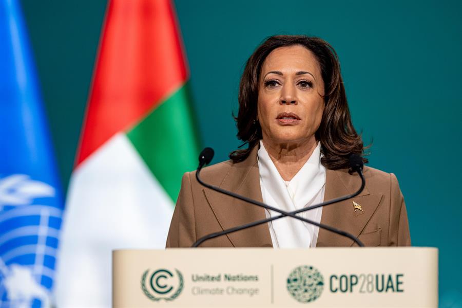 La vicepresidenta de Estados Unidos, Kamala Harris, prometió este sábado en la COP28 que su país aportará 3.000 millones de dólares al Fondo Verde del Clima para ayudar a los países en desarrollo "a invertir en resiliencia, energía limpia y soluciones basadas en la naturaleza" EFE/Martin Divisek