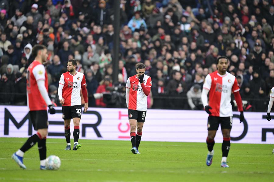 (I-D) Santiago Gimenez, David Hancko, Ramiz Zerrouki, Quinten Timber muestran su reacción tras encajar el Feyenoord el 0-1 durante el partido de la Eredivisie que han jugado Feyenoord y PSV en Feyenoord Stadion de Kuip en Rótterdam, Países Bajos. EFE/EPA/MAURICE VAN STEEN