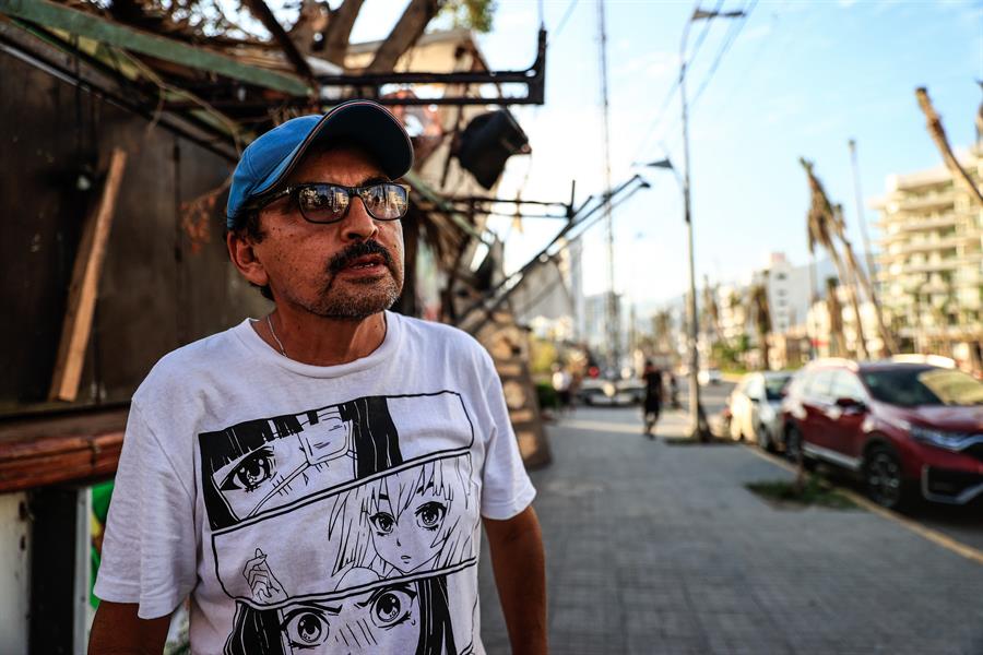 José Luis Beltrán Arce, trabajador de un restaurante en la zona de la Condesa, habla durante una entrevista con EFE, el 7 de diciembre de 2023, en el balneario de Acapulco, estado de Guerrero (México). EFE/David Guzmán
