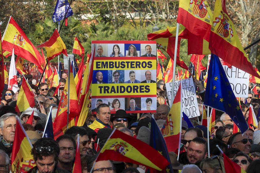 Miles de personas asisten al acto organizado por el Partido Popular en defensa de la Constitución y de la igualdad y contra la amnistía, este domingo en Madrid. EFE/Fernando Alvarado