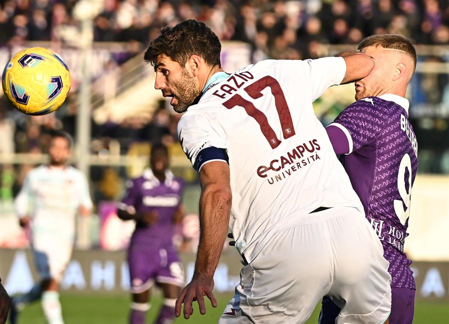 El defensa argentino Federico Fazio (L) en acción ante su compatriota Lucas Beltran en el Artemio Franchi den Florencia, Italia. EFE/EPA/CLAUDIO GIOVANNINI