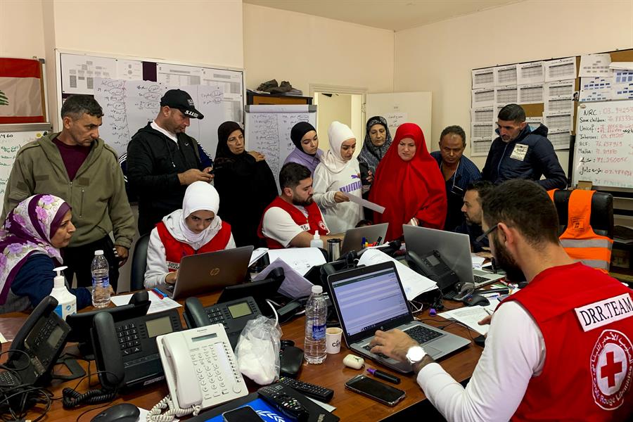 Imagen de Archivo de los trabajadores en la sala de operaciones que gestiona la crisis de desplazados por la violencia fronteriza, en la ciudad de Tiro, en el sur del Líbano. EFE/ Noemí Jabois