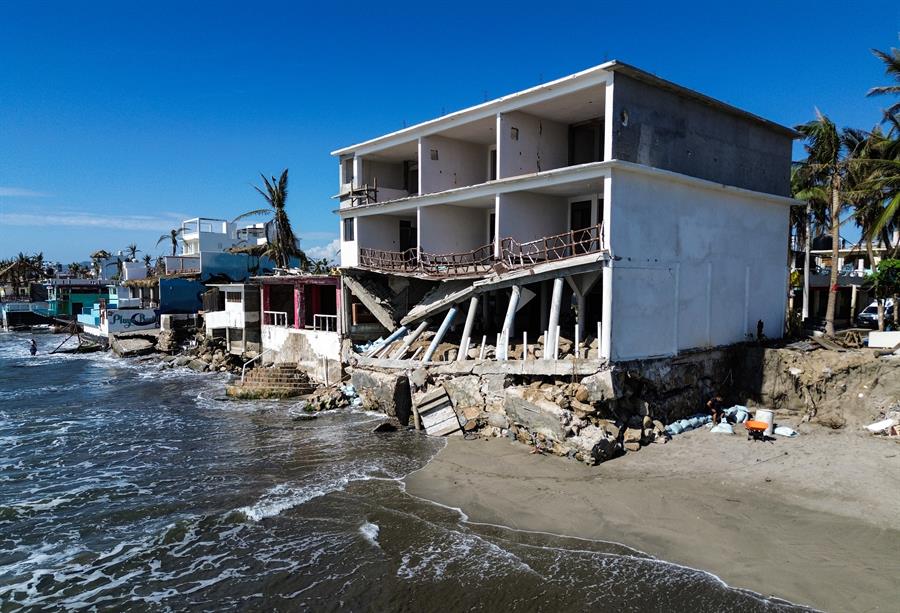 Fotografía aérea de una zona afectada tras el paso del huracán Otis, el 3 de diciembre de 2023, en el balneario de Acapulco, estado de Guerrero (México). EFE/David Guzmán