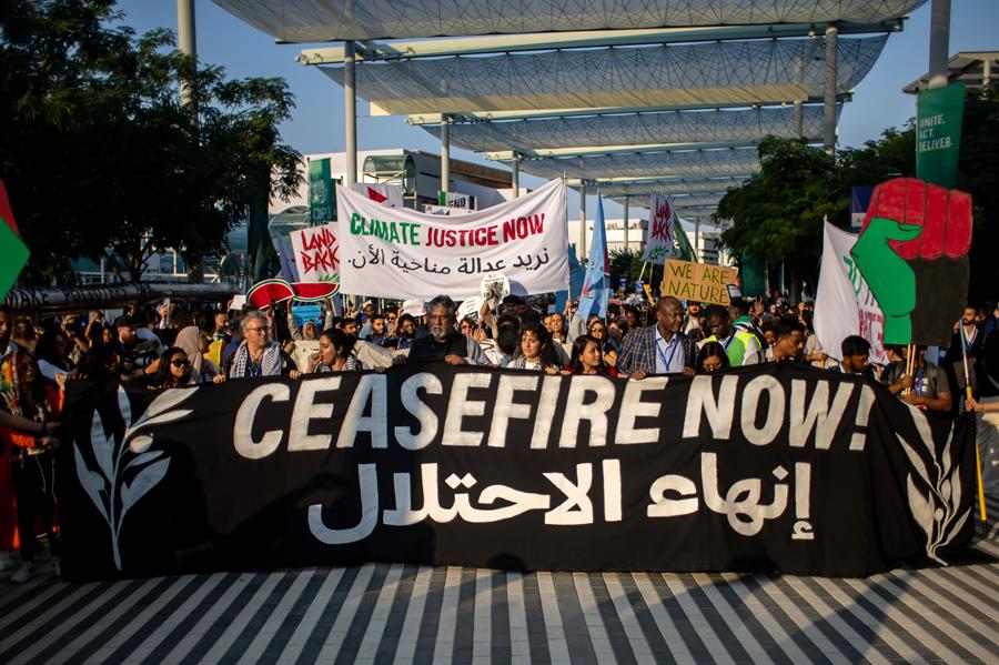 Activists take part in protest called Global March for Climate Justice and Ceasefire Now at Expo City Dubai, the venue of the 2023 United Nations Climate Change Conference (COP28), in Dubai, United Arab Emirates, 09 December 2023. (Protestas, Emiratos Árabes Unidos) EFE/EPA/MARTIN DIVISEK