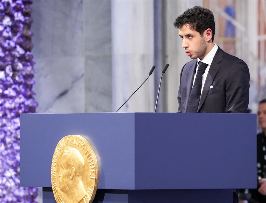 Ali Rahmani, hijo de la activista Narges Mohammadi, durante su intervención tras recibir el Nobel de la Paz en nombre de su madre, encarcelada en Irán. EFE/EPA/JAVAD PARSA NORWAY