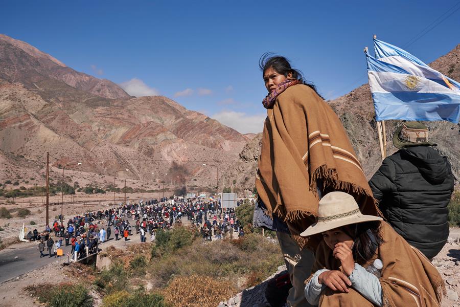 Integrantes de comunidades originarias cortan una vía durante una manifestación junto al Cerro de los Siete Colores en Purmamarca, provincia de Jujuy (Argentina), en una fotografía de archivo. EFE/Natalia Favre