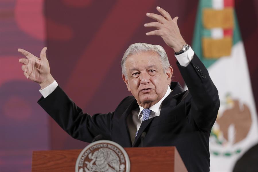 El presidente de México Andrés Manuel López Obrador, habla durante una rueda de prensa en Palacio Nacional de la Ciudad de México (México). EFE/Isaac Esquivel