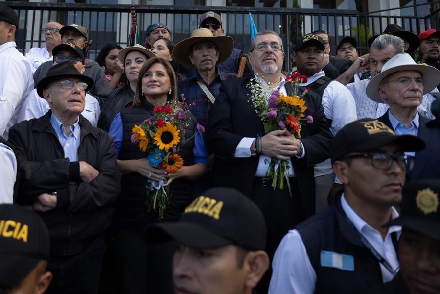 El presidente electo de Guatemala, Bernardo Arévalo de León (c-d), acompañado de su vicepresidenta, Karin Herrera (c-i), y junto a varios simpatizantes, espera para iniciar una marcha hoy, en la entrada de la Corte Suprema de Justicia en Ciudad de Guatemala (Guatemala). EFE/David Toro
