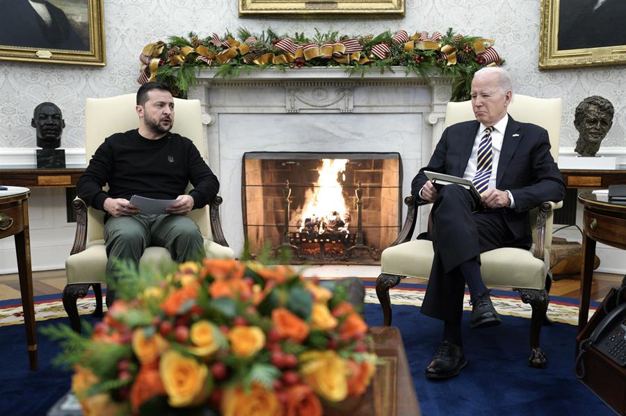 El presidente de EUA, Joe Biden (d), y el presidente ucraniano, Volodímir Zelenski (i), se reúnen en la Casa Blanca, este 12 de diciembre de 2023, en Washington. EFE/Yuri Gripas/Pool