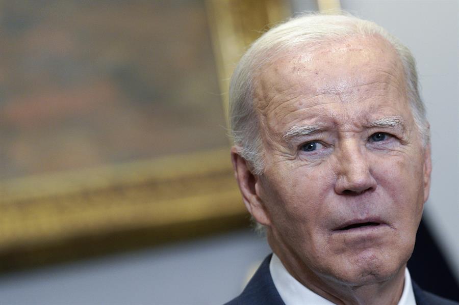 El presidente de los Estados Unidos, Joe Biden, pronuncia un discurso instando al Congreso a aprobar su solicitud complementaria de seguridad nacional. EFE/EPA/YURI GRIPAS/Pool