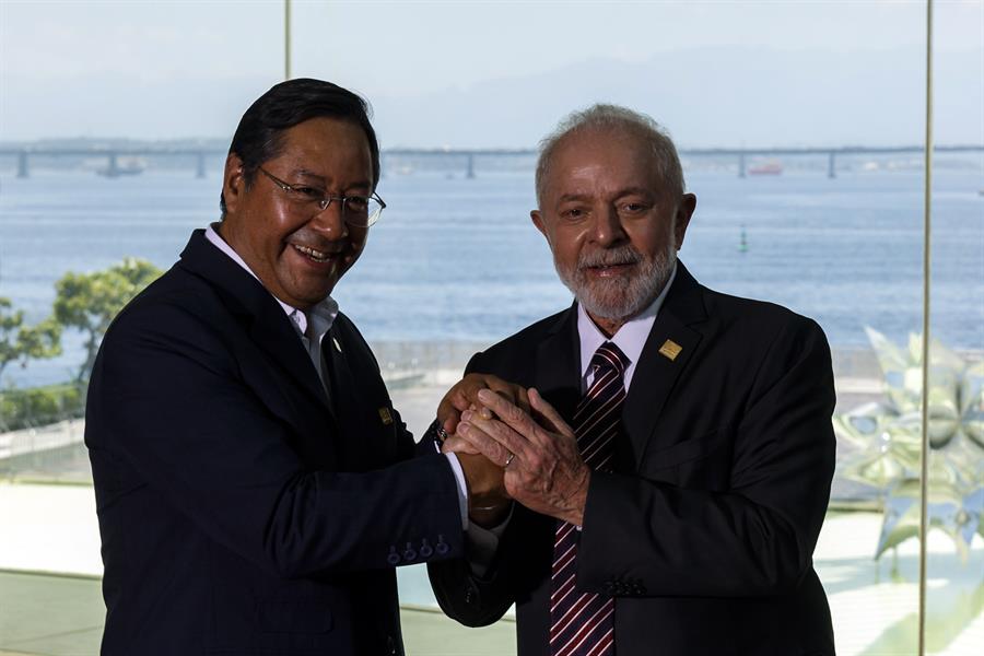 El presidente de Brasil, Luiz Inácio Lula da Silva (d), posa junto a su homólogo de Bolivia, Luis Arce, durante la LXIII Cumbre de Jefes de Estado del Mercosur hoy, en Río de Janeiro (Brasil). EFE/ Antonio Lacerda